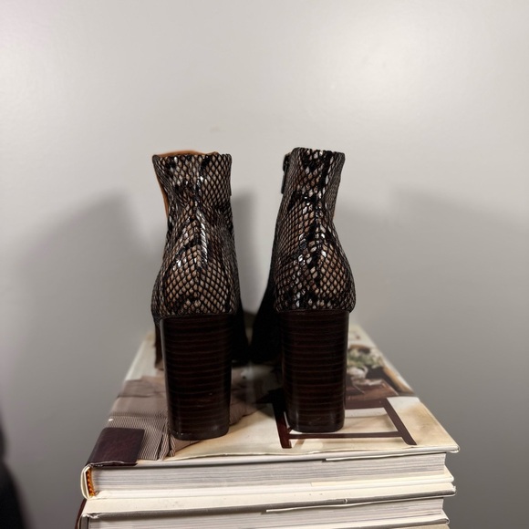 Very Volatile Size 8 Brown/Tan Leather/Fabric Women’s Ankle Boots - Picture 2 of 8